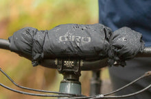 Load image into Gallery viewer, giro-stow-h2o-jacket-mens-mtb-apparel-built-in-fea
